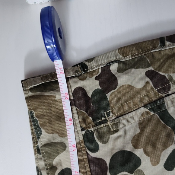 Levi Strauss & Co. Loose fit Camo Cargo Shorts. Size 40 - Picture 4 of 15